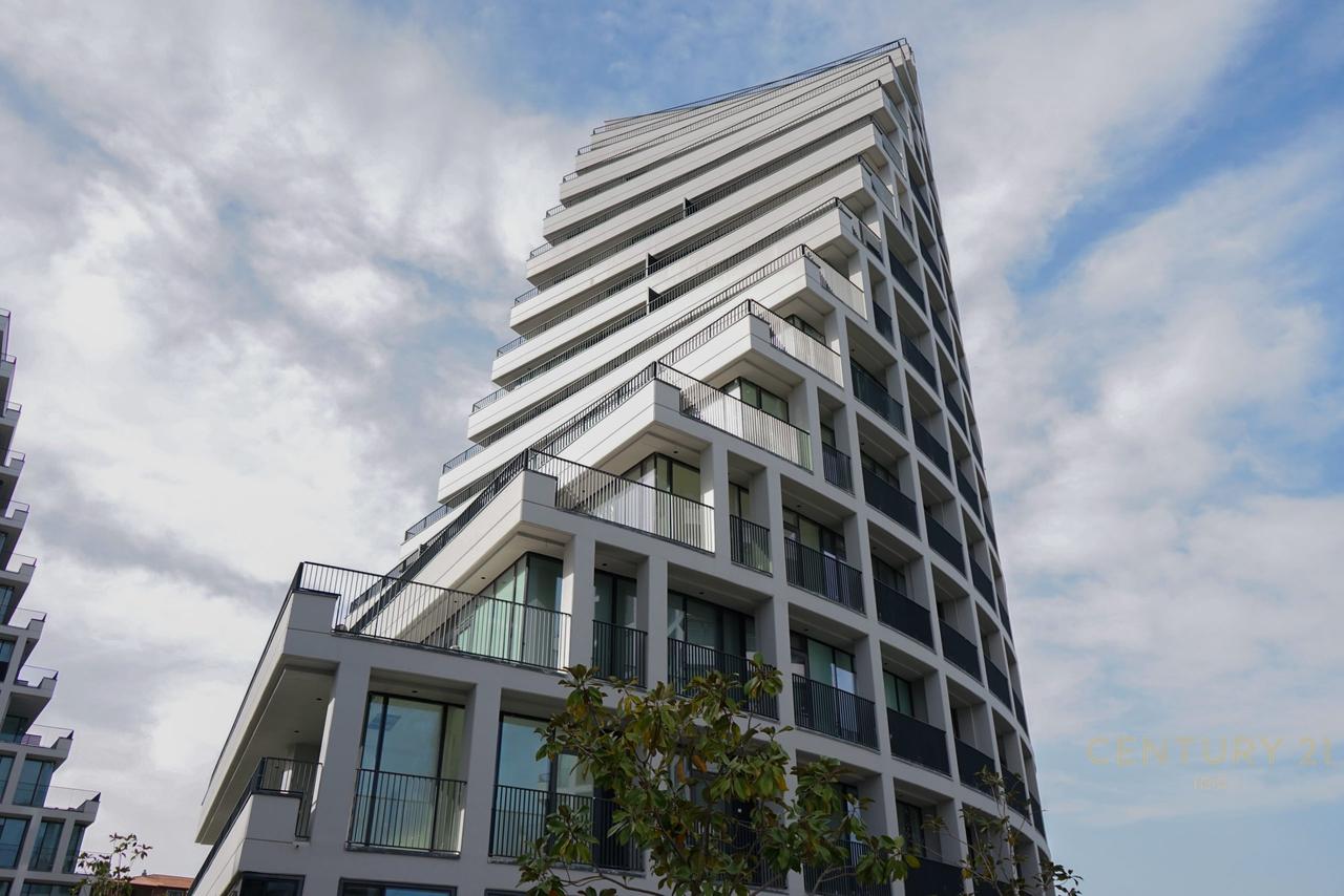 Commercial ambient open space for rent at Lake View