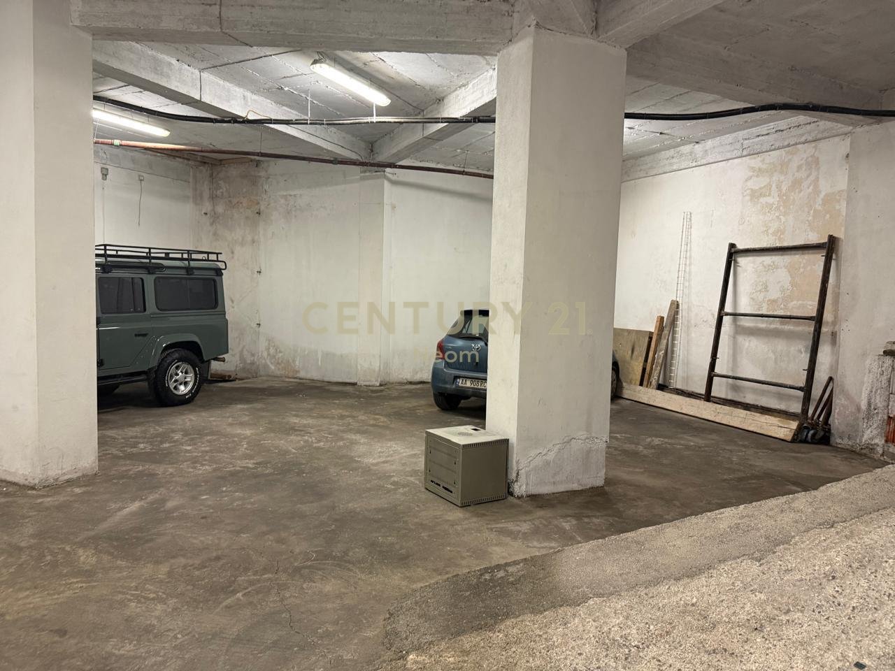 A warehouse is for rent in Astir