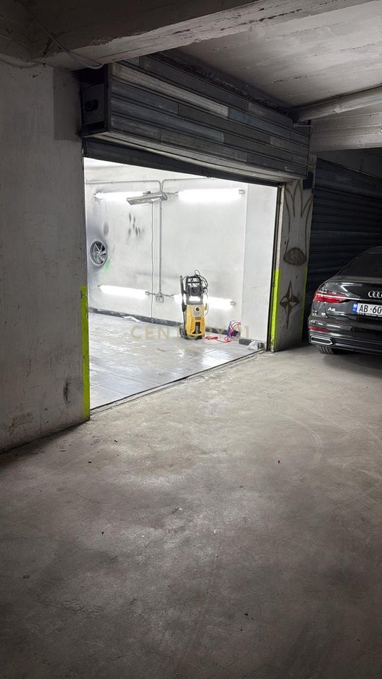 A warehouse is for rent in Astir