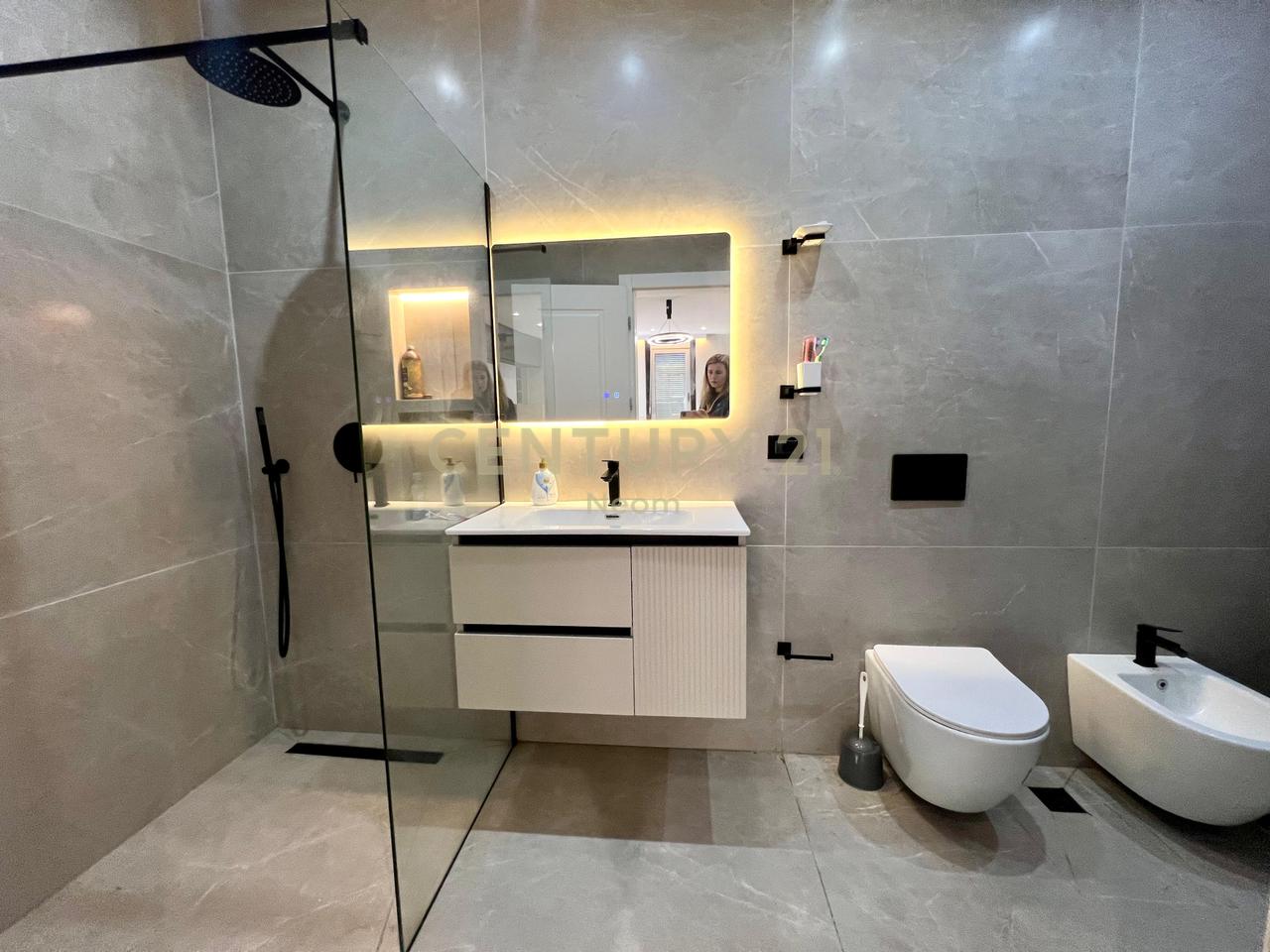 Qira,Kodra e Diellit,Apartament Modern 3+1+2 me post Parkimi