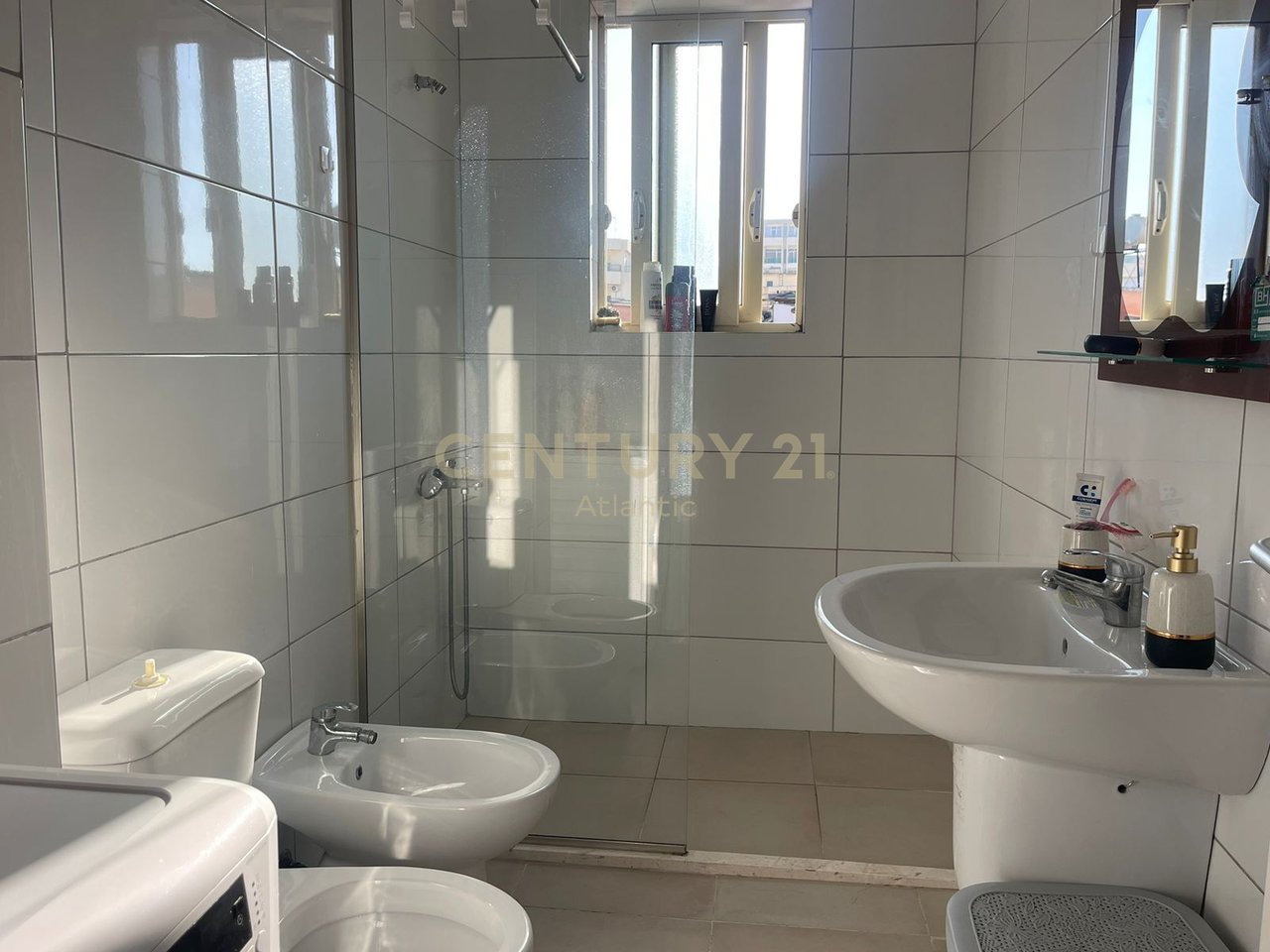 Shitet Apartament 1+1+2ballkone ne Plazh Iliria, Durres!