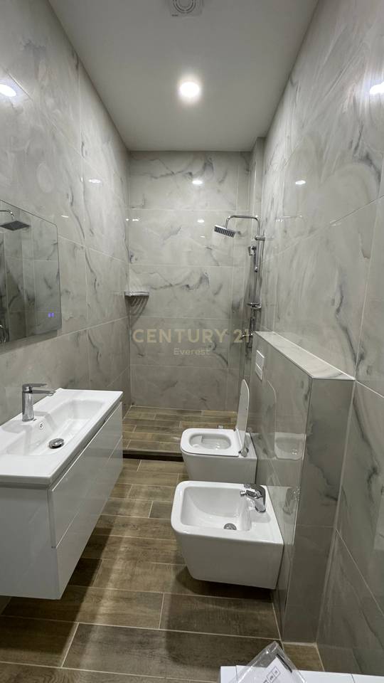 QENDER, APARTAMENT 2+1 PER QIRA