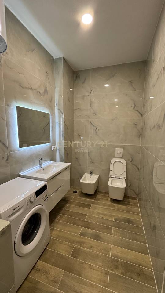 QENDER, APARTAMENT 2+1 PER QIRA