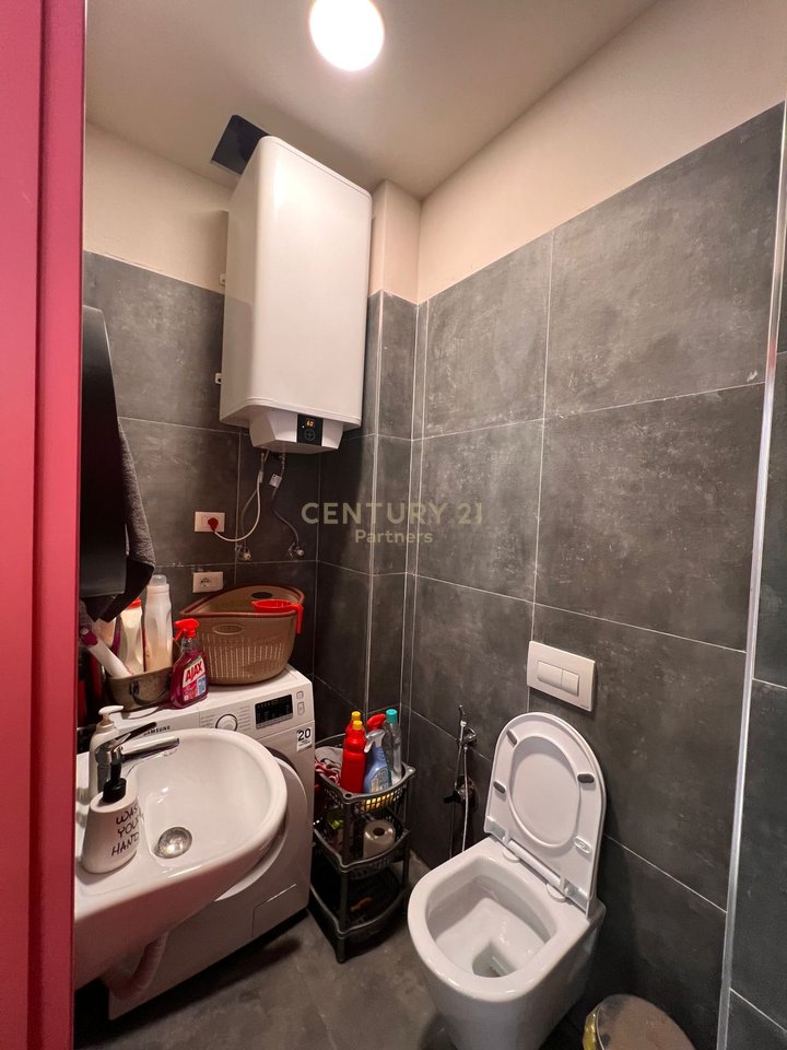 SHITET BIZNES PARUKERI & ESTETIKË NË DELIJORGJ