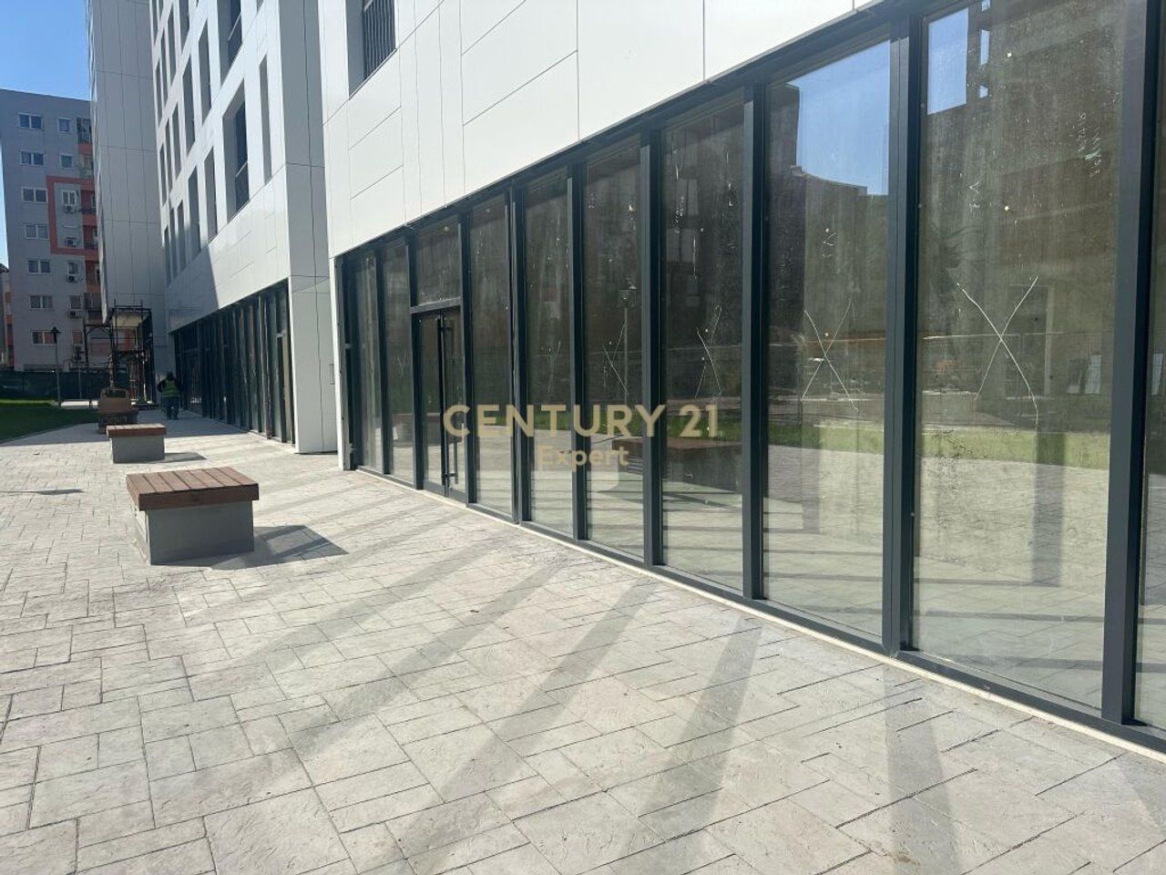 COMMERCIAL AMBIENT FOR RENT IN A SMALLER SPACE NEAR THE ROAD, NEW BOULEVARD, POSSIBILITY FOR DUPLEX, 10 PARKING SPACES !!