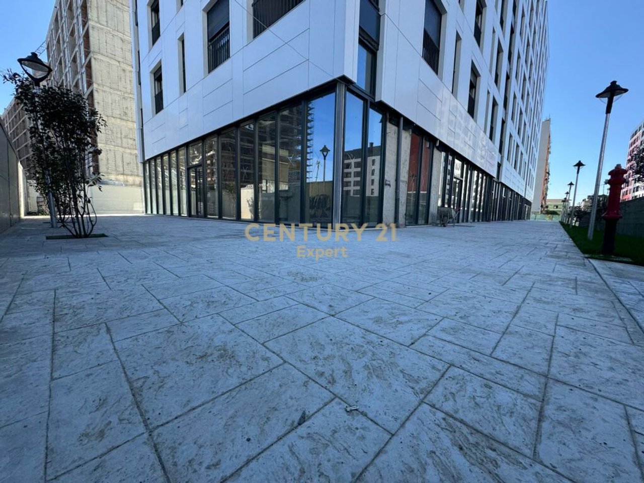 COMMERCIAL AMBIENT FOR RENT IN A SMALLER SPACE NEAR THE ROAD, NEW BOULEVARD, POSSIBILITY FOR DUPLEX, 10 PARKING SPACES !!