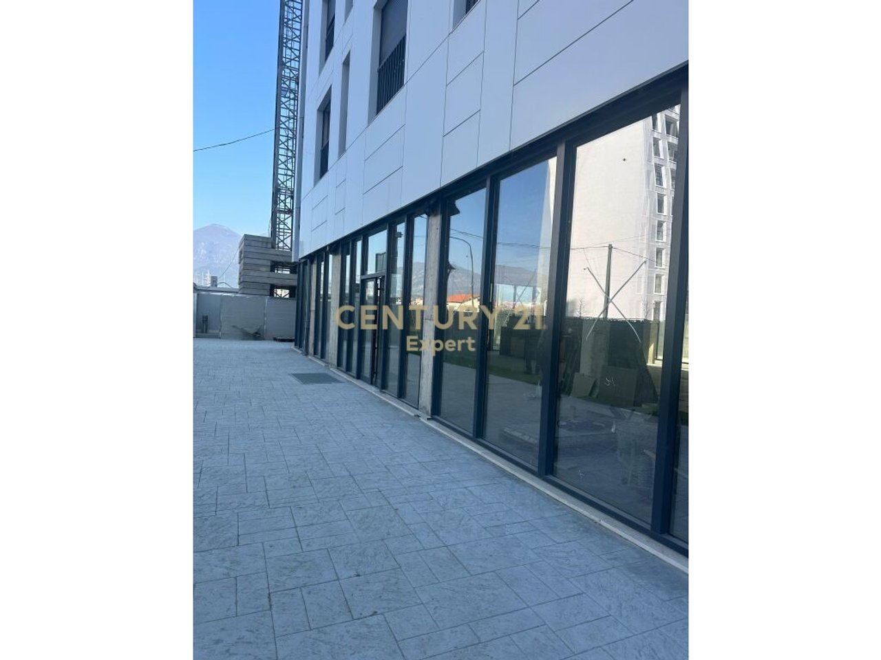 COMMERCIAL AMBIENT FOR RENT IN A SMALLER SPACE NEAR THE ROAD, NEW BOULEVARD, POSSIBILITY FOR DUPLEX, 10 PARKING SPACES !!