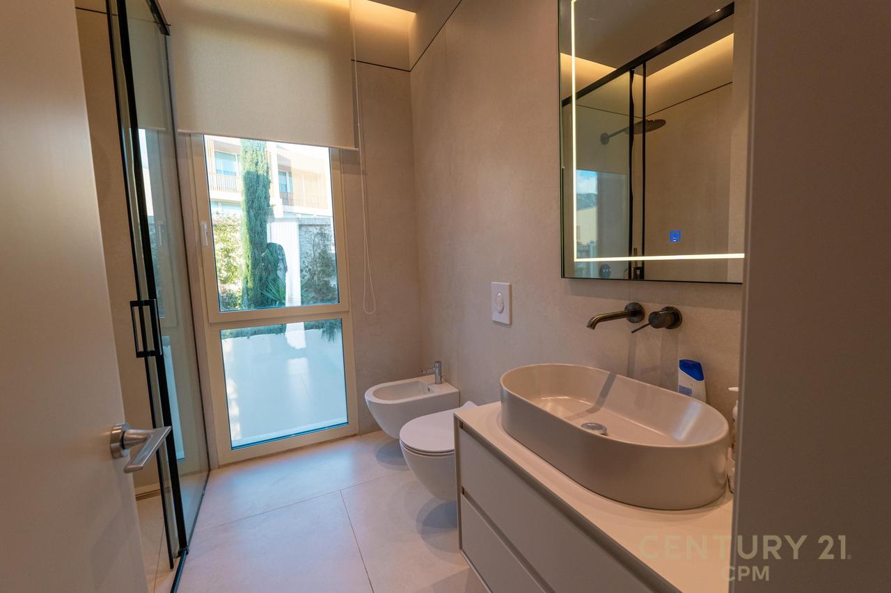 SHITET NJË NGA VILAT MË TË BUKURA NË GREEN COAST, PALASË