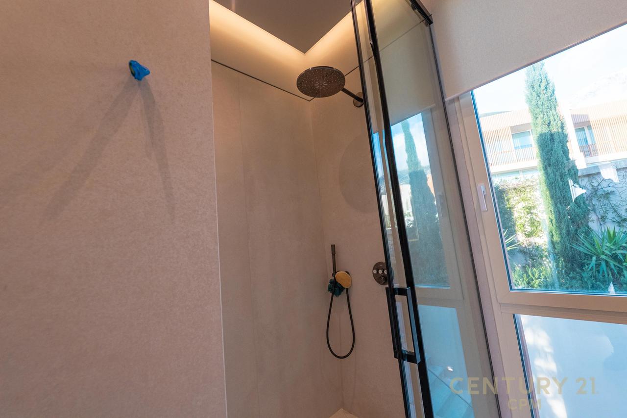 SHITET NJË NGA VILAT MË TË BUKURA NË GREEN COAST, PALASË