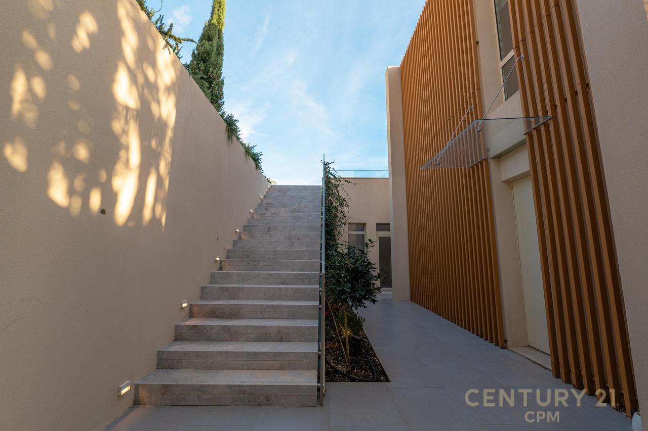 SHITET NJË NGA VILAT MË TË BUKURA NË GREEN COAST, PALASË