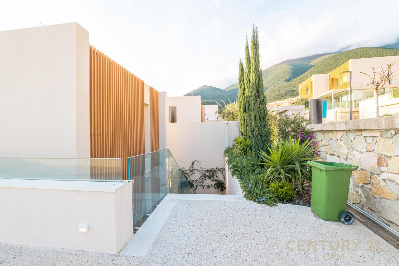 SHITET NJË NGA VILAT MË TË BUKURA NË GREEN COAST, PALASË