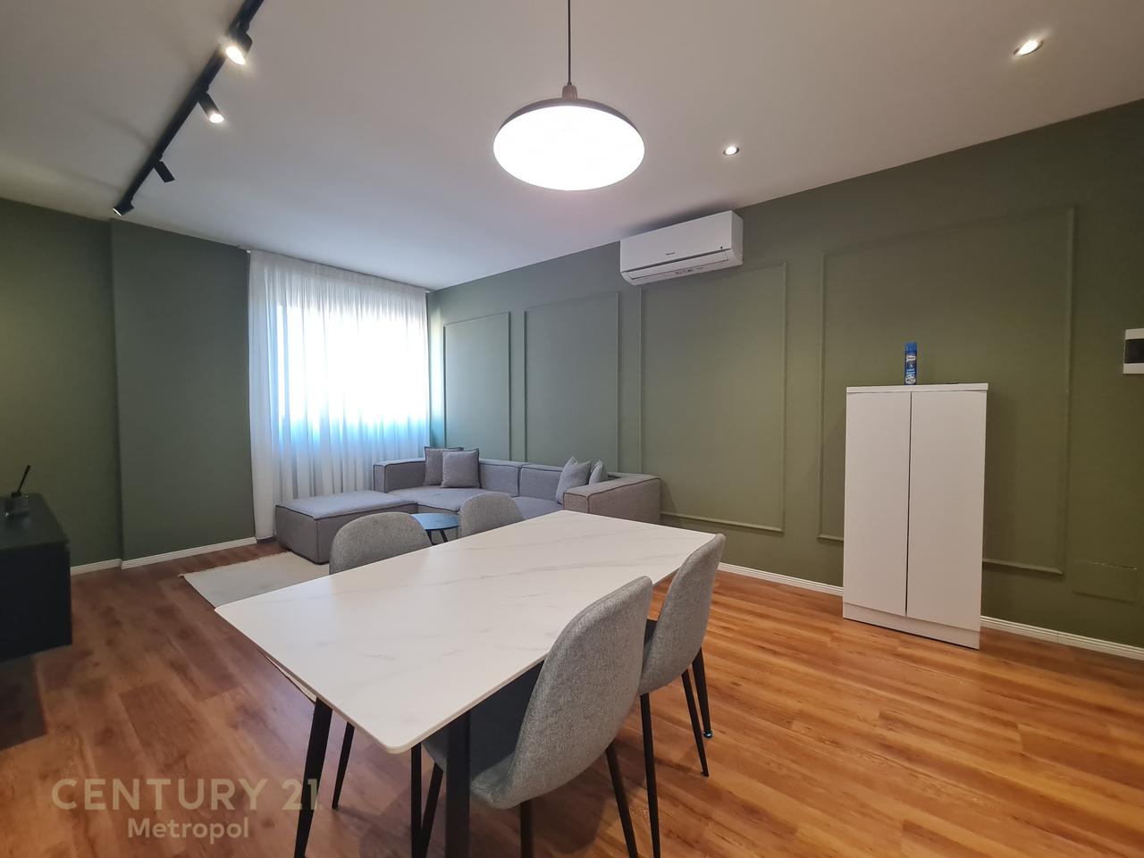 Offriamo in affitto un appartamento 2+1 con parcheggio in Residenca Future Home!