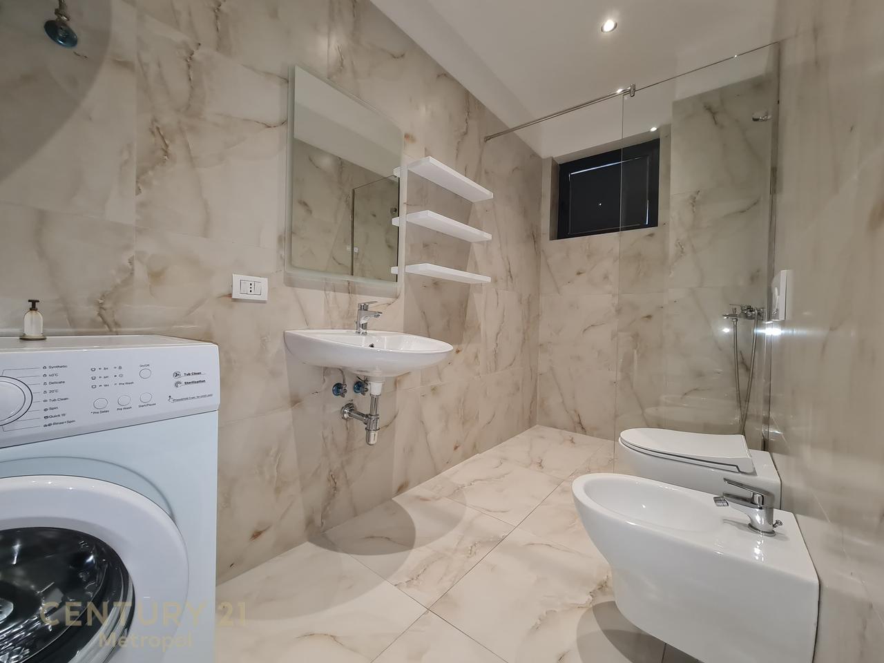 Offriamo in affitto un appartamento 2+1 con parcheggio in Residenca Future Home!