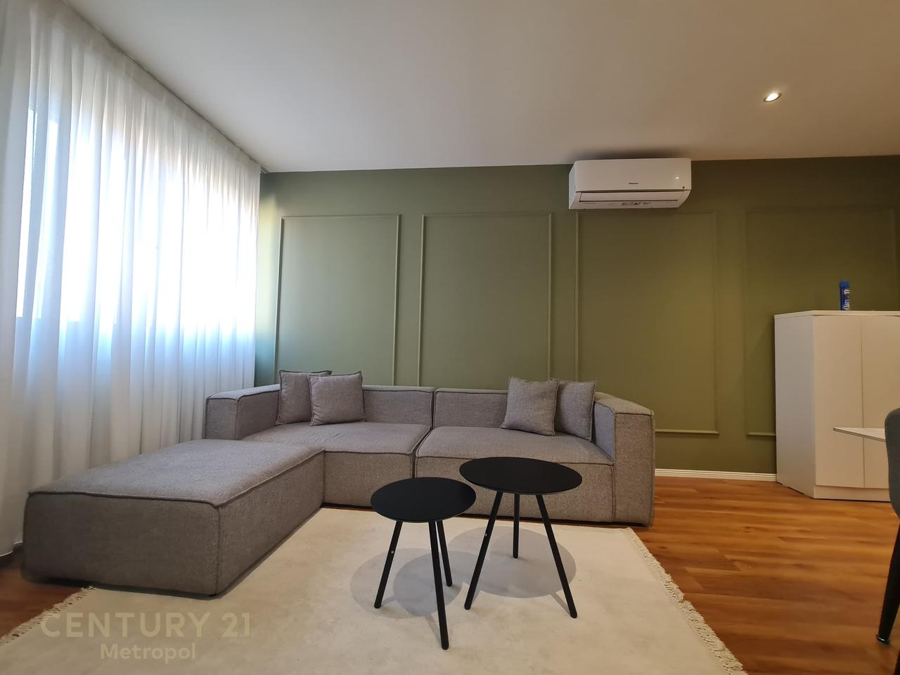 Offriamo in affitto un appartamento 2+1 con parcheggio in Residenca Future Home!