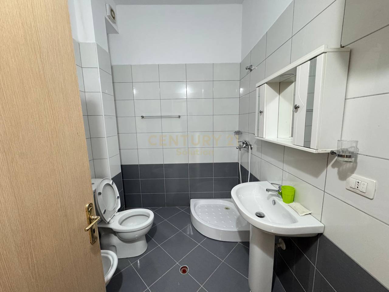 APARTAMENT 2+1+2 PER QIRA TEK LIQENI I THATE !