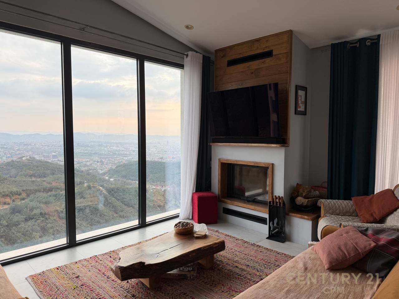 Duplex me oborr dhe pamje fantastike në Linzë