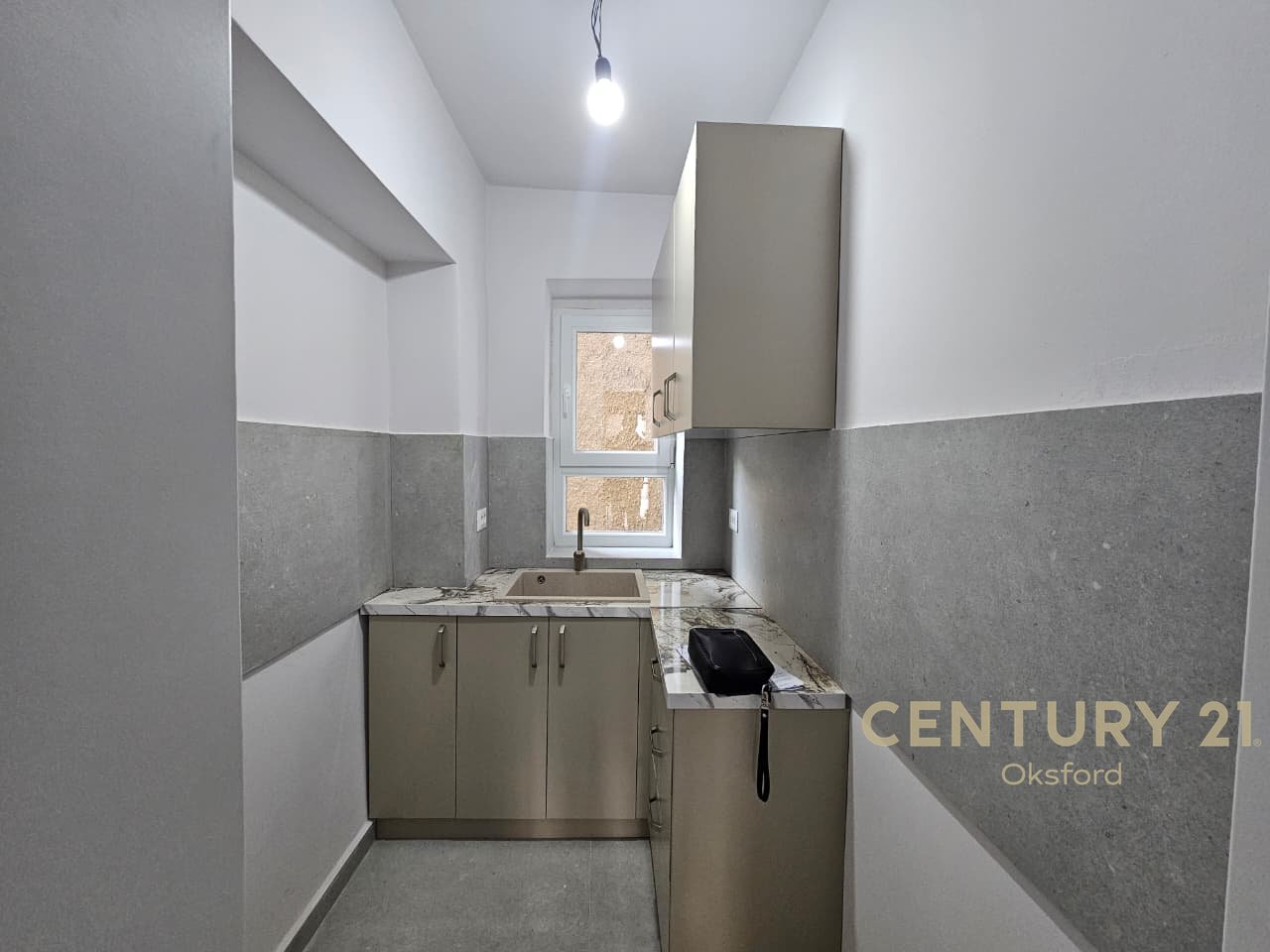 Jepet me Qira Njësi Shërbimi perballe Maternitetit te R Me Pamje Nga Rruga Kryesorei!