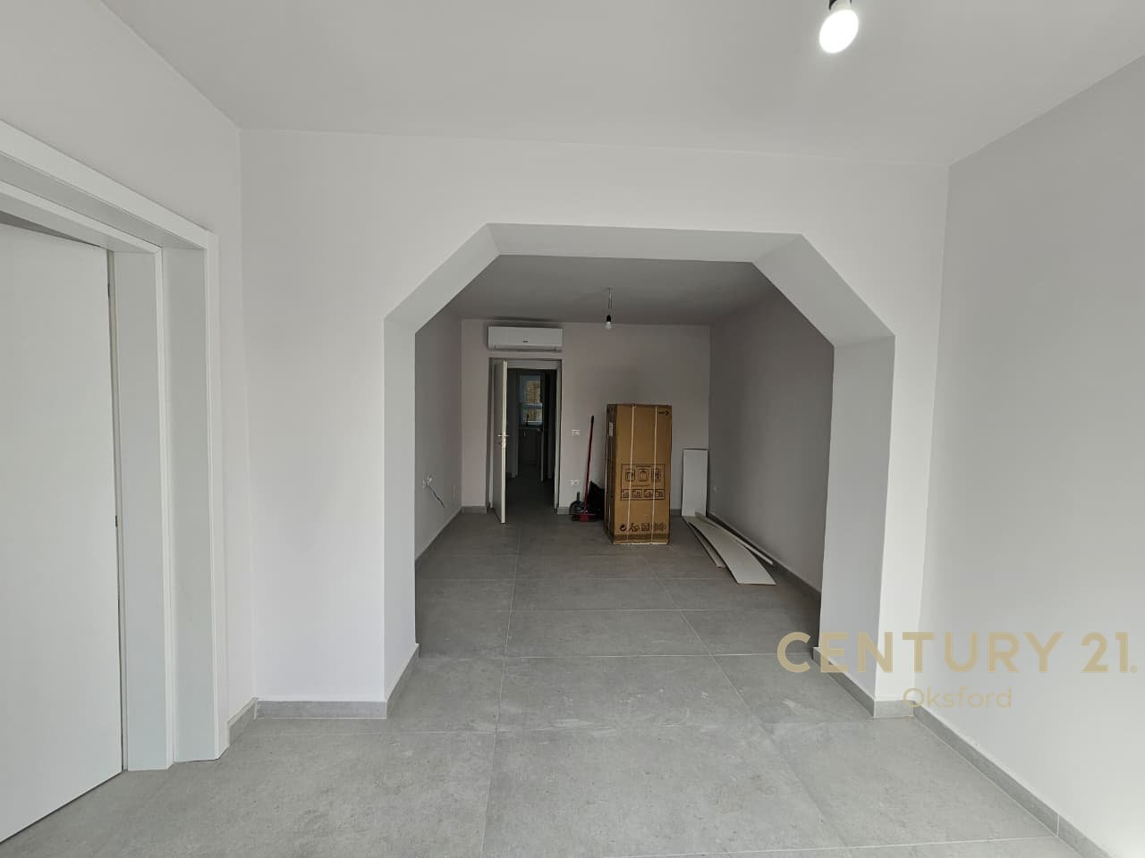 Jepet me Qira Njësi Shërbimi perballe Maternitetit te R Me Pamje Nga Rruga Kryesorei!