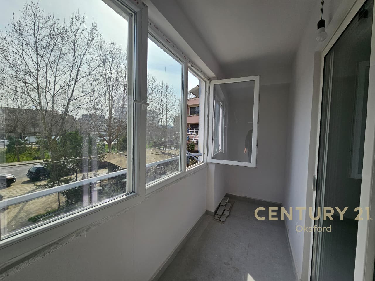 Jepet me Qira Njësi Shërbimi perballe Maternitetit te R Me Pamje Nga Rruga Kryesorei!