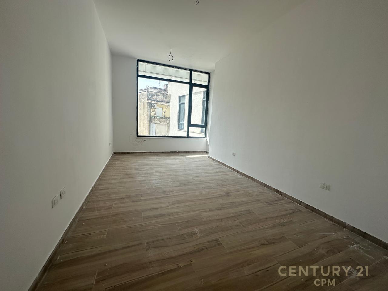 Zyrë me Qira tek Donika Center – Ambient Profesional