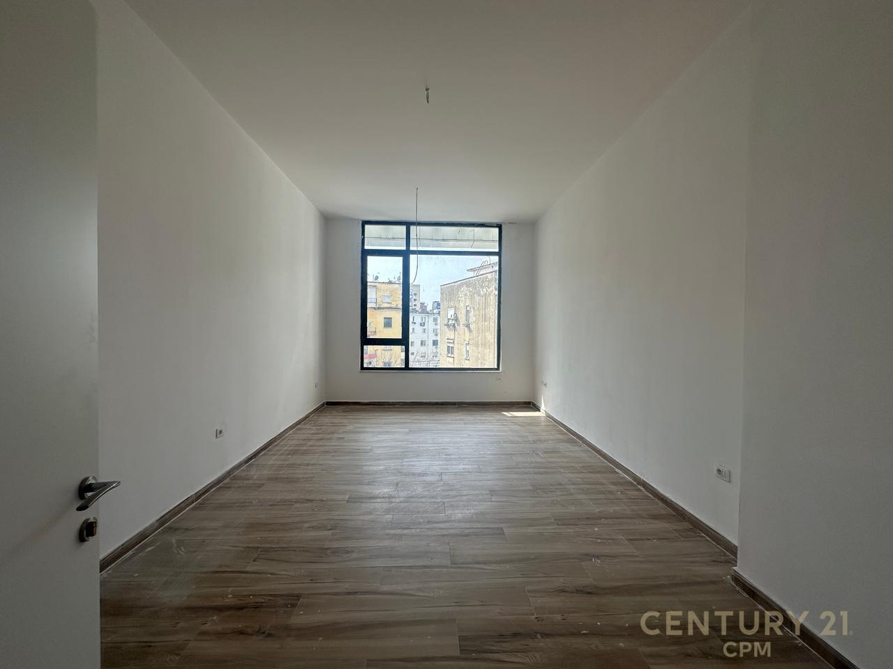 Zyrë me Qira tek Donika Center – Ambient Profesional