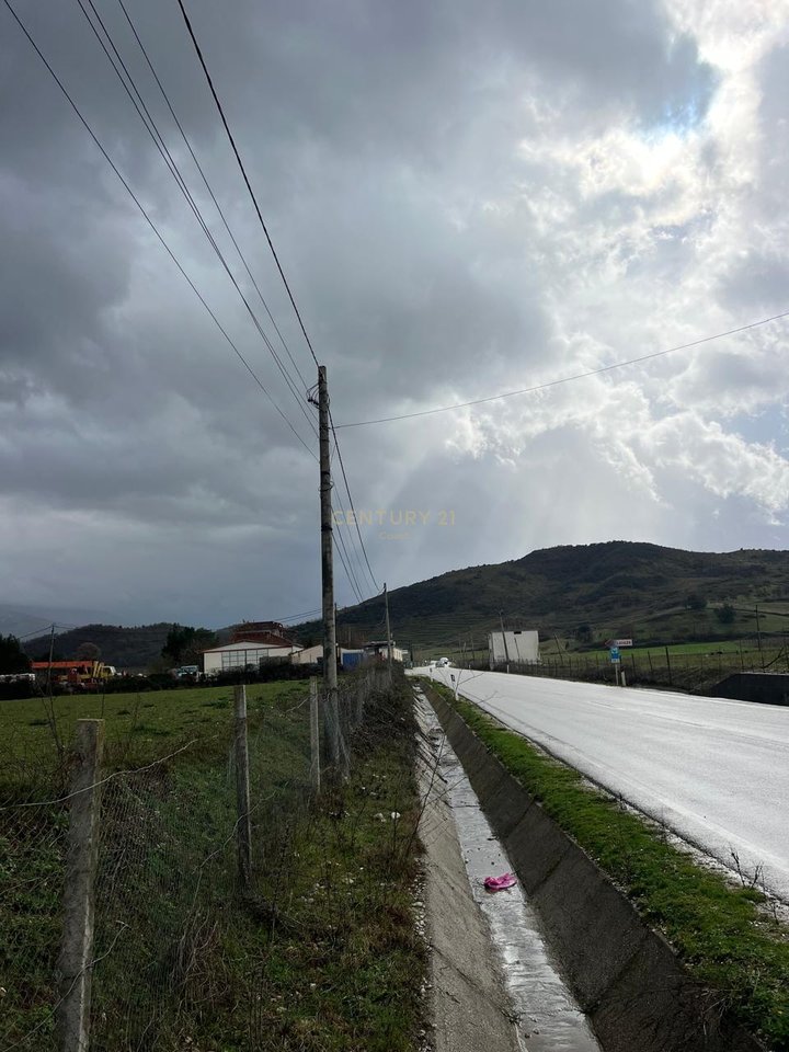 Shitet 9,700 m² Tokë në Kotë – Akses direkt në Bypass-i i Vlorës