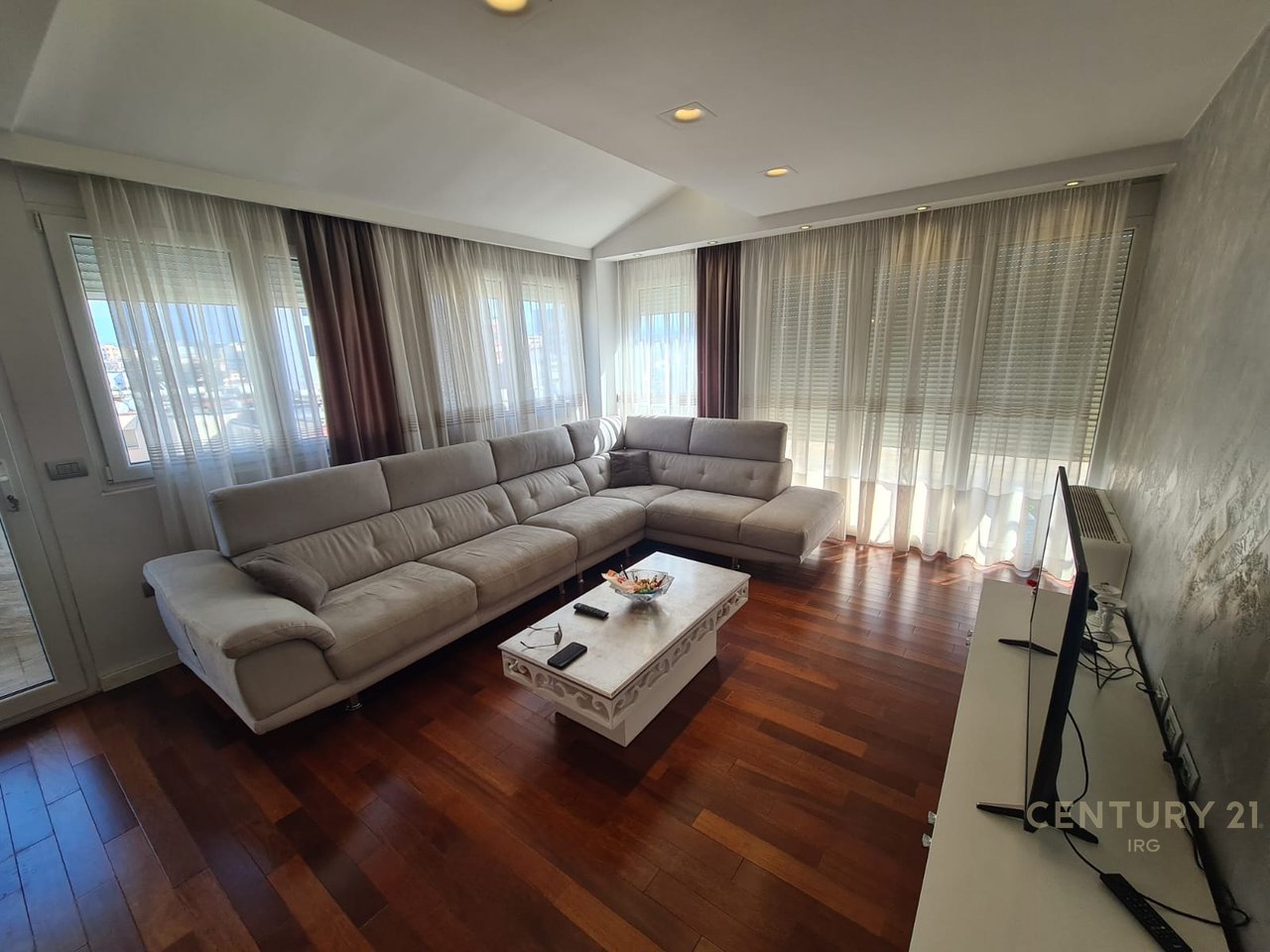 APARTAMENT 2+1+2 TEK RRUGE E KAVAJES!