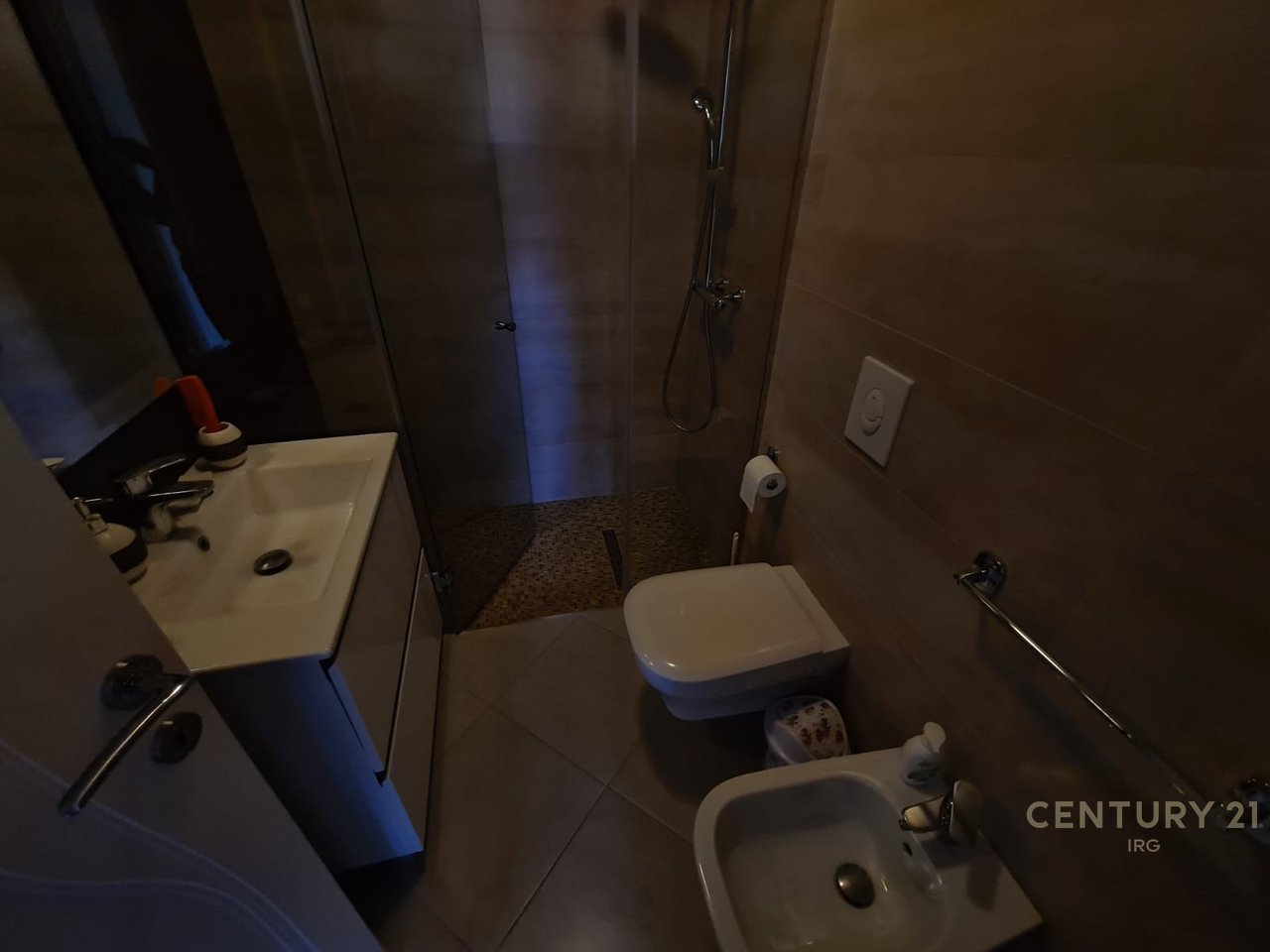 APARTAMENT 2+1+2 TEK RRUGE E KAVAJES!