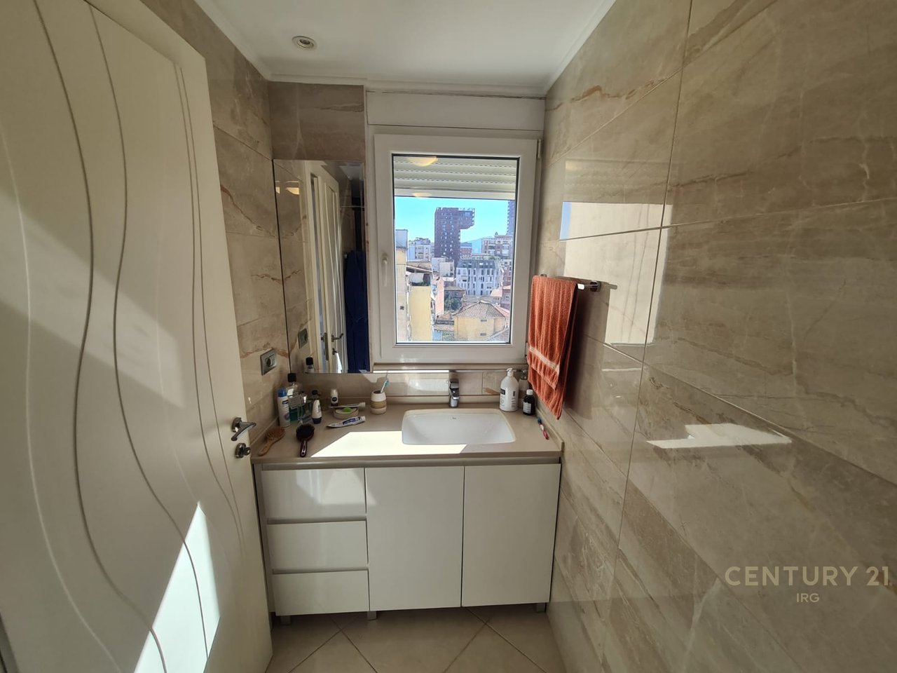 APARTAMENT 2+1+2 TEK RRUGE E KAVAJES!