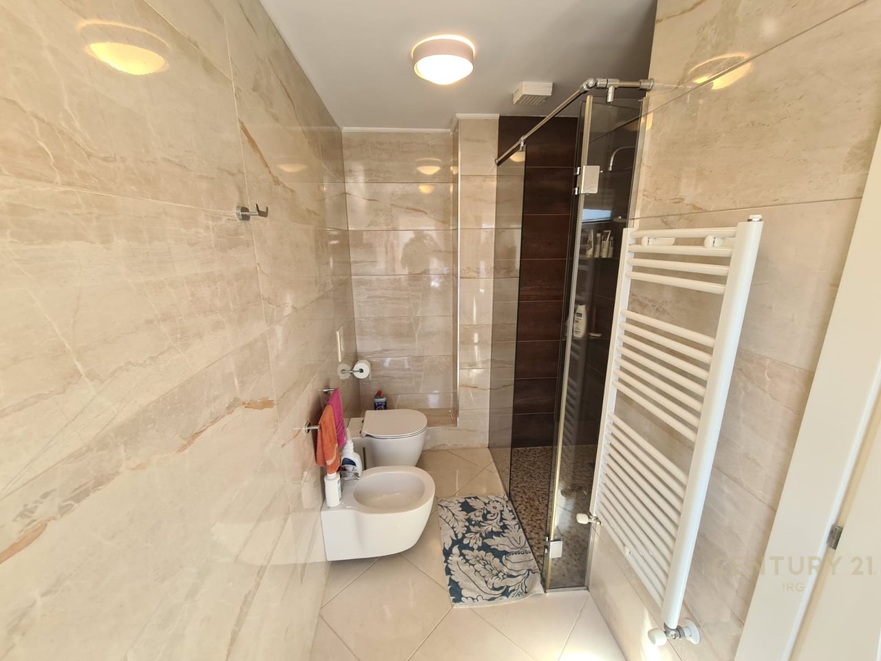 APARTAMENT 2+1+2 TEK RRUGE E KAVAJES!