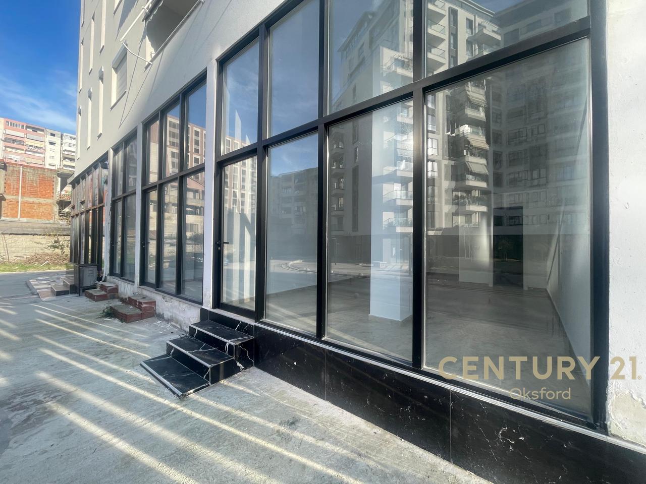 AMBIENT KOMERCIAL PER QIRA NE ZONEN E ISH FUSHA E AVIACIONIT