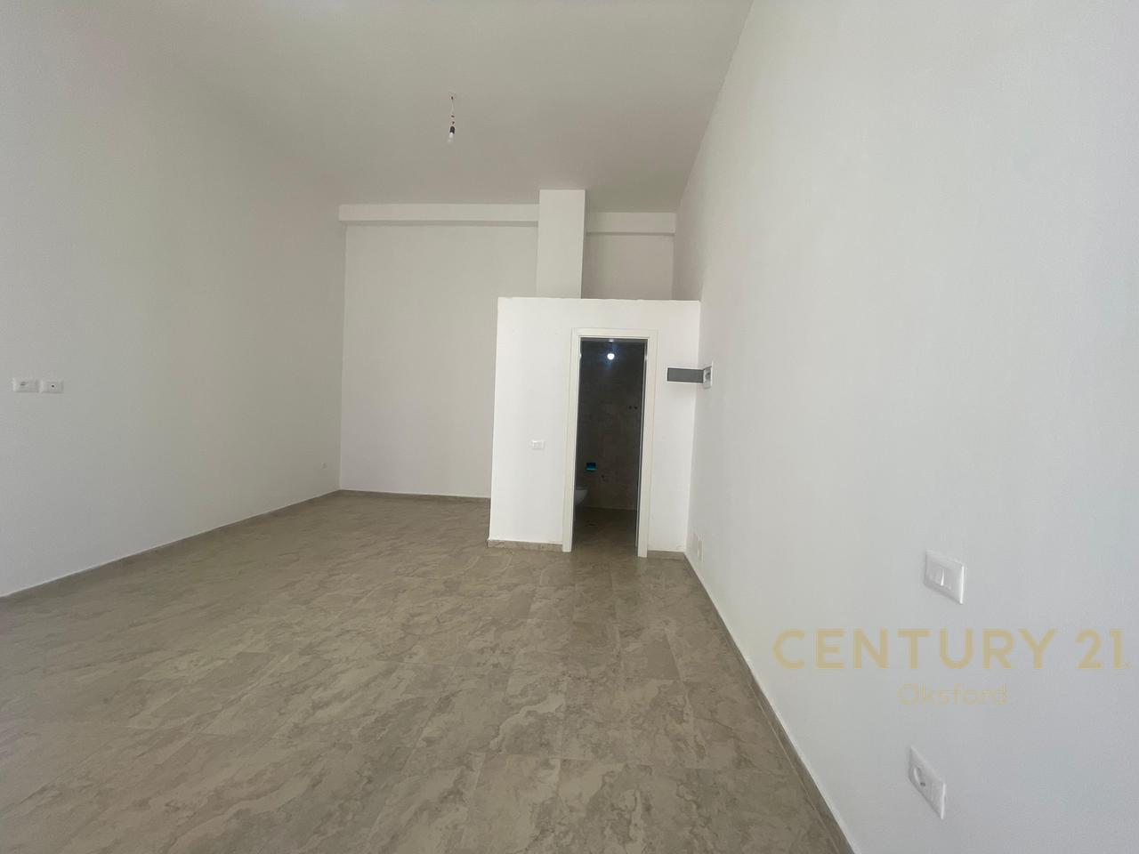 AMBIENT KOMERCIAL PER QIRA NE ZONEN E ISH FUSHA E AVIACIONIT