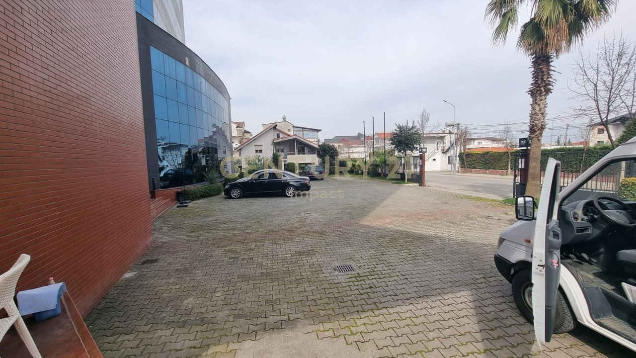 Spazio Multifunzionale in Affitto nel Centro Kamez, Tirana - €20.000!
