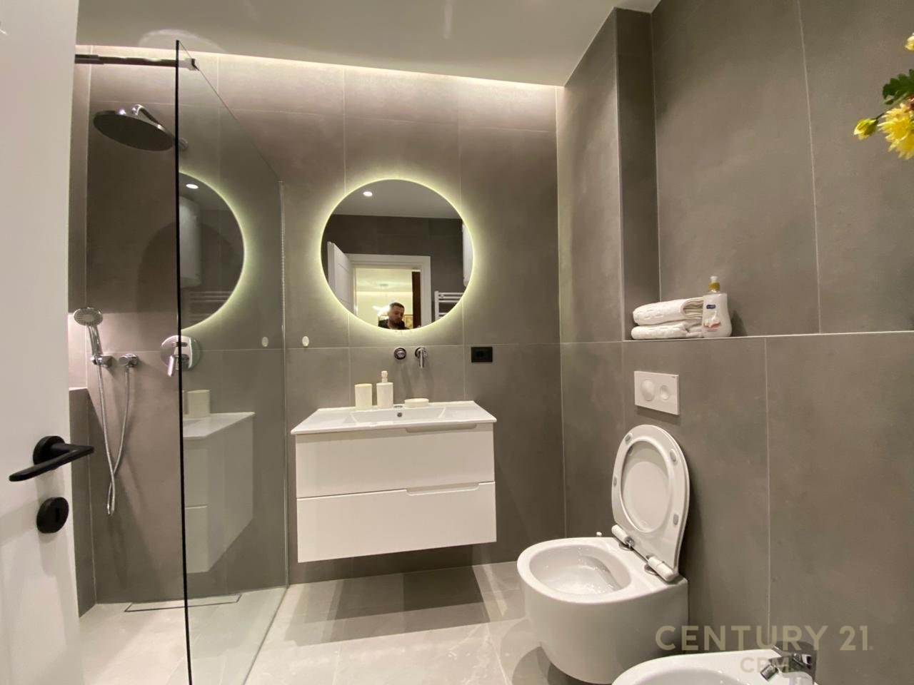 TEK LICEU ARTISTIK JAPIM ME QIRA APARTAMENT MODERN 1+1