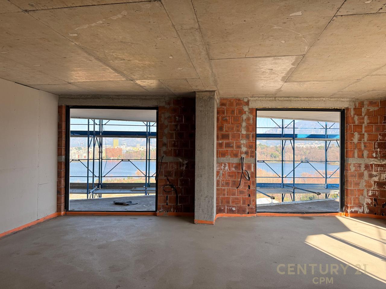 APARTMENT CHOICE 3+1+2+PARKING SPACE AT GRADIENT RESIDENCE WITH VIEW OF TIRANA LAKE!