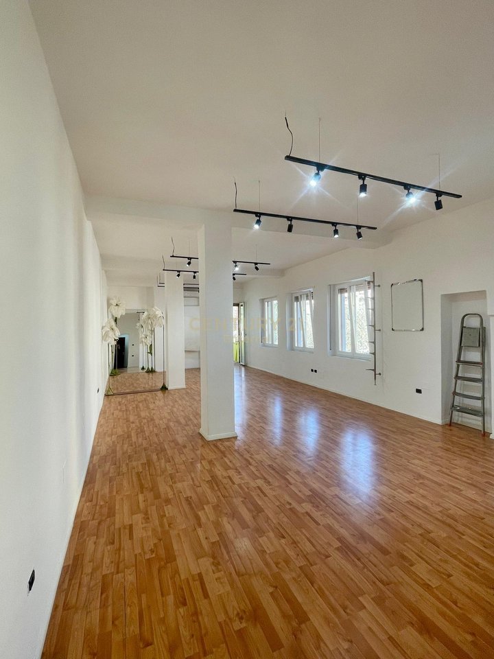 Bllok- Jepet me qera zyre open space buze rruge