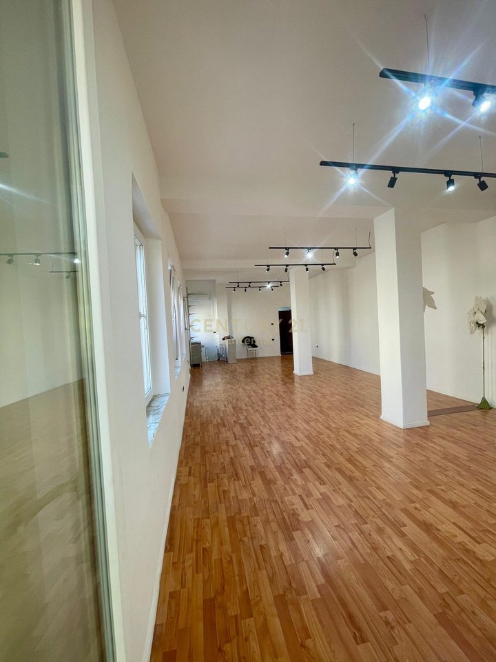 Bllok- Jepet me qera zyre open space buze rruge