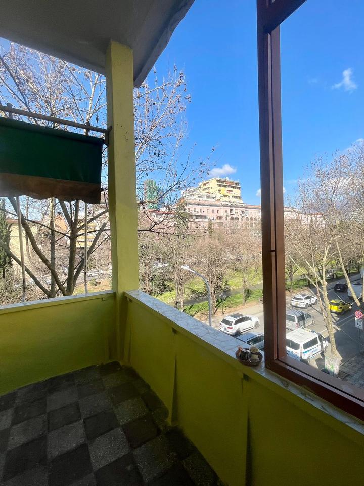 Bllok- Jepet me qera zyre open space buze rruge