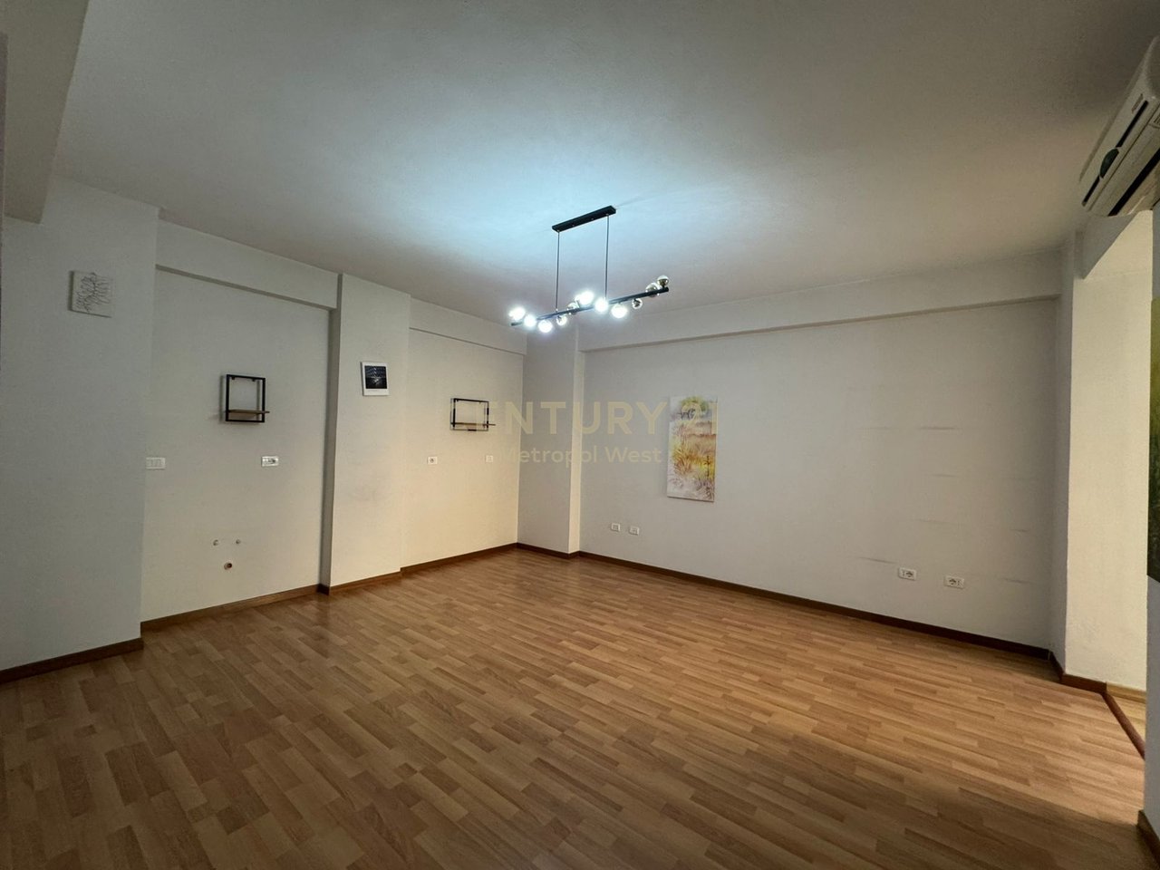 Shitet Apartament 1+1 në Rrugën Mine Peza, pranë Kafe Flora