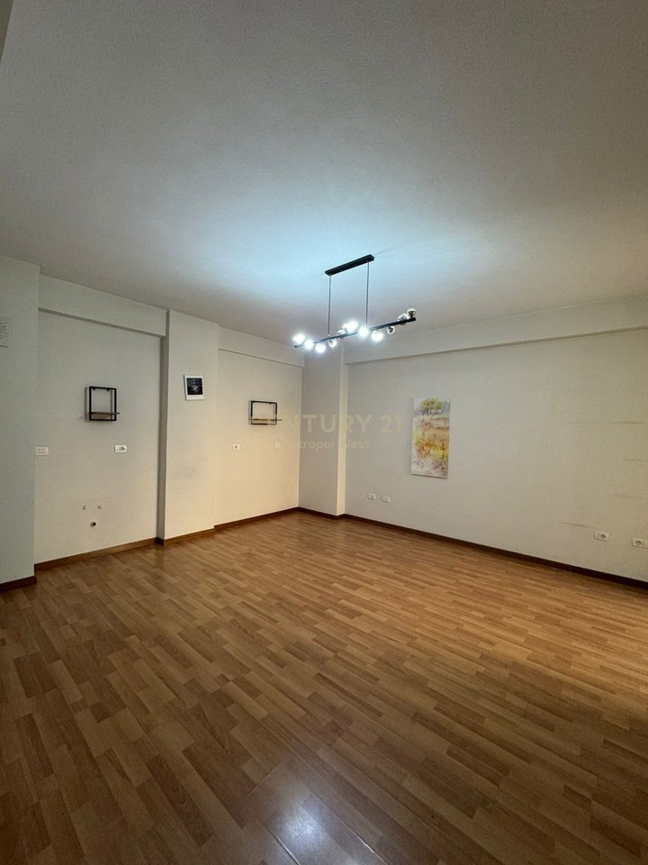 Shitet Apartament 1+1 në Rrugën Mine Peza, pranë Kafe Flora