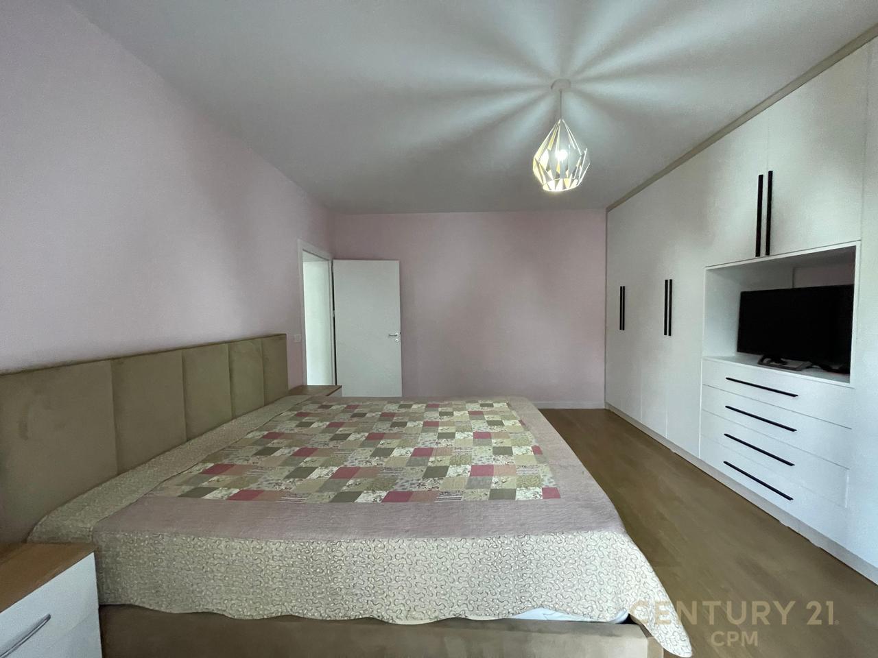 Apartament 1+1 Me Qira në Komunën e Parisit, Tiranë - 800€ | 62 m²