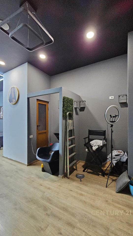 AMBIENT BIZNESI ME QIRA, PAS KOMPLEKSIT 'SQUARE 21' | Kati 0/fasade ne rruge