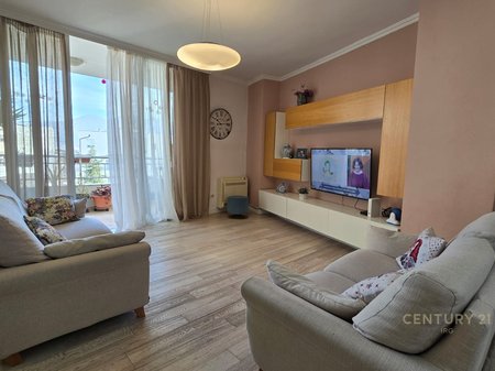 Shitet Apartament 3+1+2+poste parkimi te Rruga Peti  !!