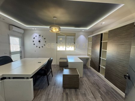 Zyrë me qira përballë Kompleksit Delijorgji!