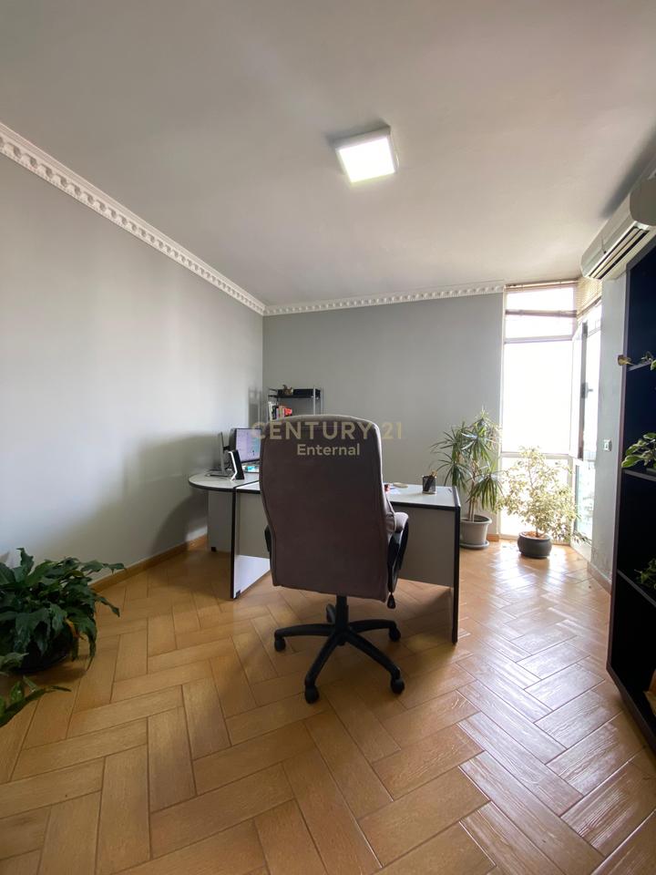 Jepet me Qera Apartament per Zyra 2+1+2 tek IshEkspozita