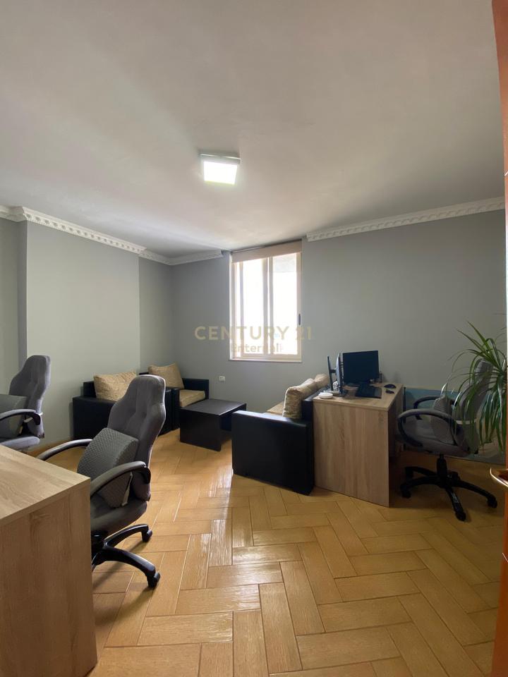 Jepet me Qera Apartament per Zyra 2+1+2 tek IshEkspozita