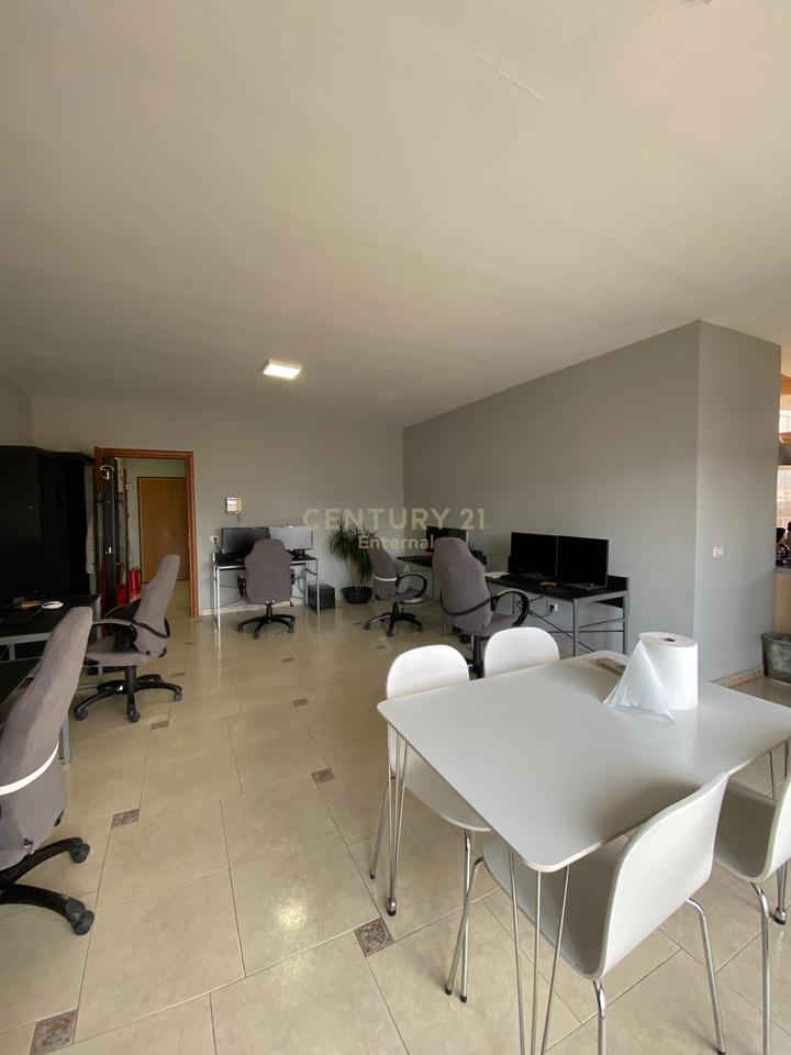 Jepet me Qera Apartament per Zyra 2+1+2 tek IshEkspozita
