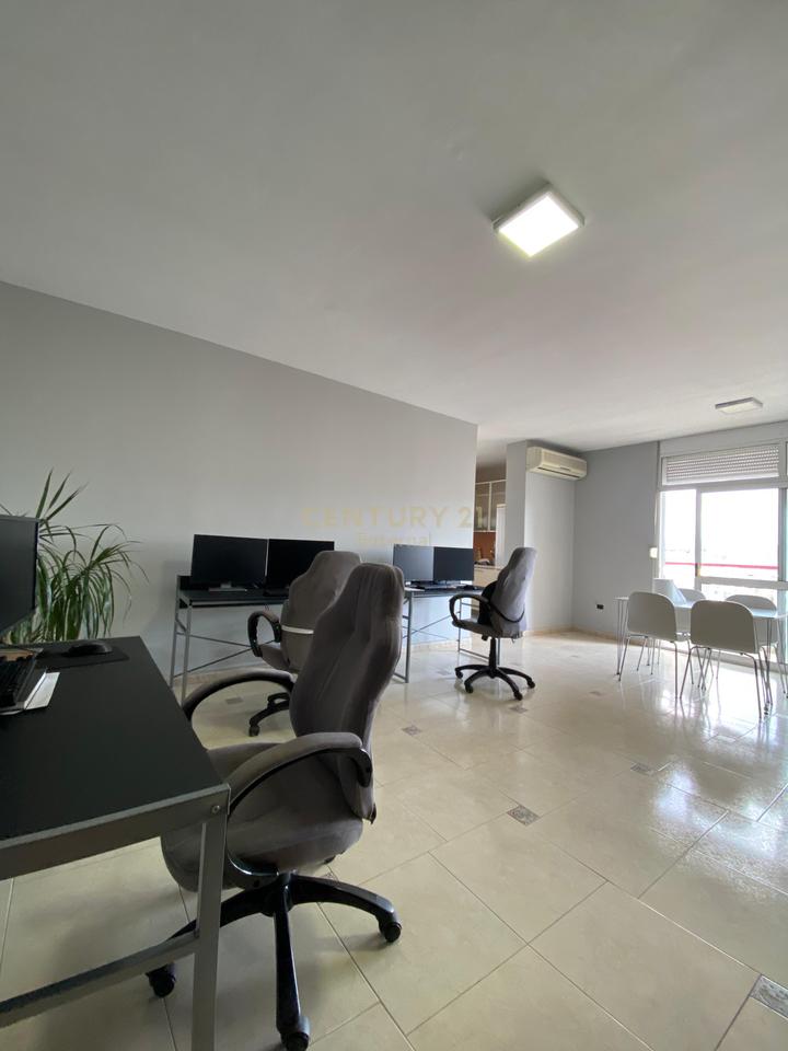Jepet me Qera Apartament per Zyra 2+1+2 tek IshEkspozita