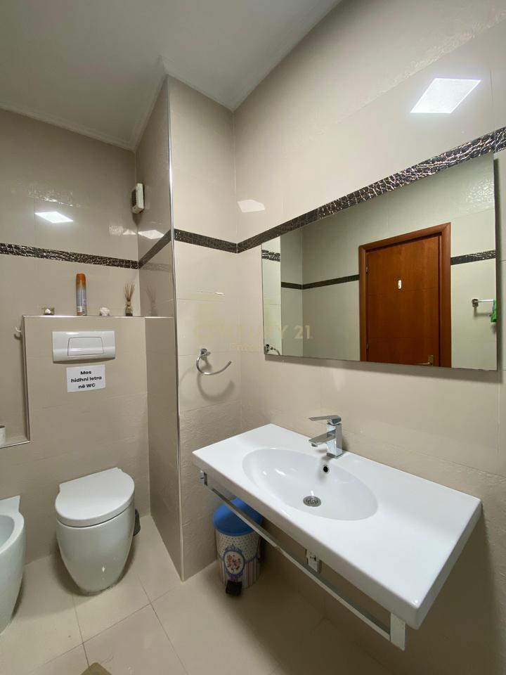 Jepet me Qera Apartament per Zyra 2+1+2 tek IshEkspozita