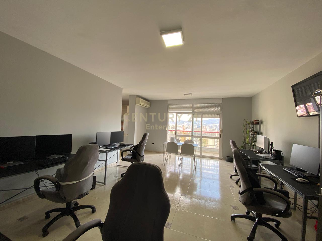 Jepet me Qera Apartament per Zyra 2+1+2 tek IshEkspozita